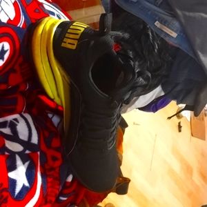 Black and gold pumas